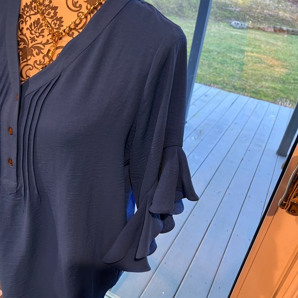 NWOT. Vince Camuto V neck formal top. - Picture 4 of 5